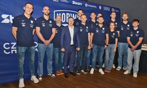 Rektor PCz dr hab. inż. Marek Warzecha, prof. PCz z drużyną KS Norwid