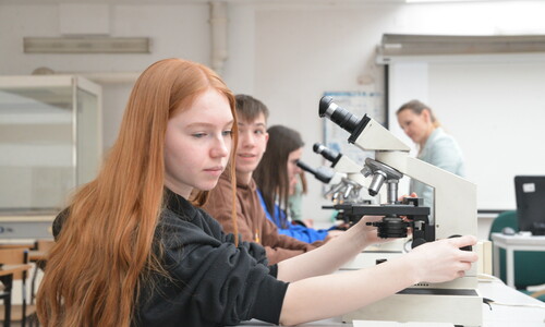 Uczniowie uczestniczący w Światowym Dniu Ziemi organizowanym na Wydziale Infrastruktury i Środowiska Politechniki Częstochowskiej