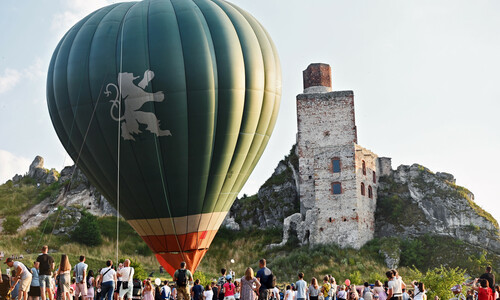 Na zdjęciu widać Balon koloru zielone a w tle zamek w Olsztynie