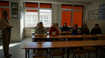 Młodzież siedząca w sali na zajęciach organizowanych w ramach Dnia Inżynierii Materiałowej organizowaneg na Wydziale Inżynierii Produkcji i Technologii Materiałów 