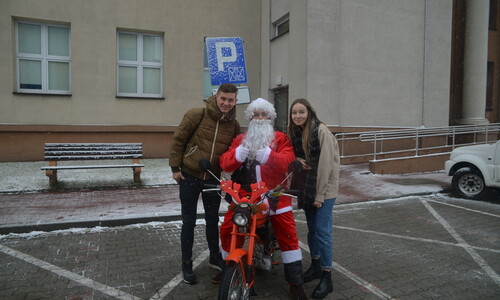 Św. Mikołaj odwiedził miasteczko akademickie Politechniki Częstochowskiej na swoim mechanicznym Rudolfie. Rozdawał słodycze i fotografował się ze studentami