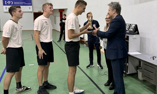 Uczestnicy Otwartego Turnieju Sportowego w piłce nożnej i siatkowej