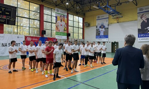 Uczestnicy Otwartego Turnieju Sportowego w piłce nożnej i siatkowej