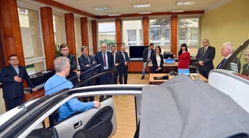 Uczestnicy spotkania zwiedzają Wydział Elektryczny Politechniki Częstochowskiej
