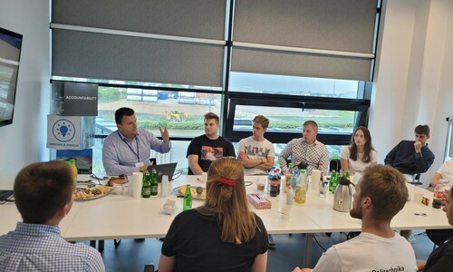 Nasi studenci z wizytą w NewCold. Rozmowy przy stole studentów i przedstawicieli firmy.