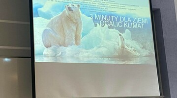 Slajd z niedźwiedziem polarnym na którym jest harmonogram Konkursu "3 Minuty dla Ziemi - Ocalić Klimat" zorganizowanego przez Studenckie koło naukowe Gene In Use