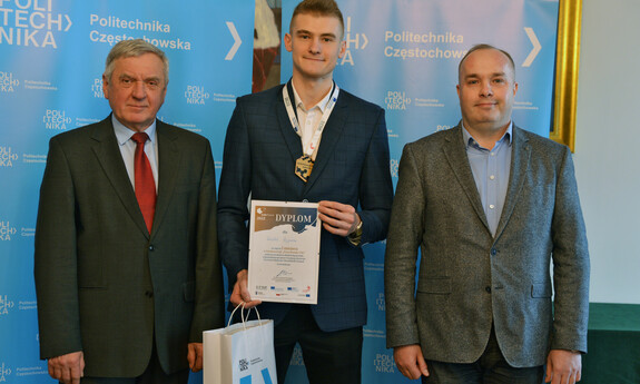 Student Politechniki Częstochowskiej został mistrzem Polski w zawodach WorldSkills Poland w kategorii frezowanie CNC_ na zdjęciu Rektor, Rafał Rygalik wraz z opiekunem naukowym