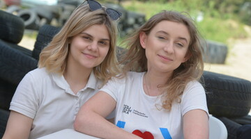 Studentki Politechniki Częstochowskiej pozujące do zdjęcia podczas Pikniku Nauka i Sport organizowanego przez Politechnikę Częstochowską w Biskupicach 
