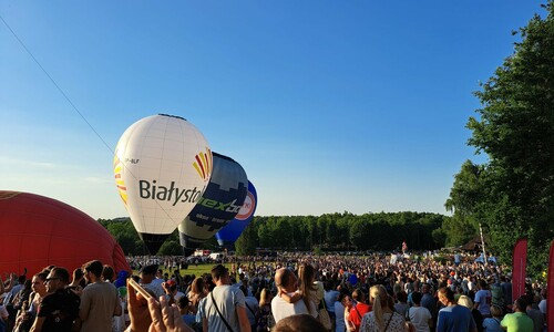 Zawody Balonowe, setki ludzi podziwiających balony