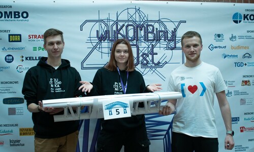 Troje studentów biorący udział w Ogólnopolskim Konkursie Konstruktorskim "wyKOMBinuj mOst" . Trzymają w rękach swoją konstrukcję