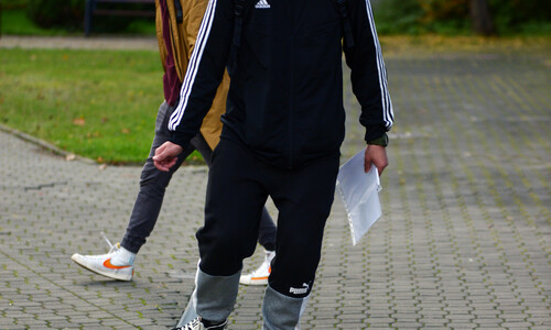 Rycerz Medalika przyjechał na teren Politechniki Częstochowskiej grał ze studentami w piłkę i wręczał im pamiątkowe indeksy-terminarze meczów.