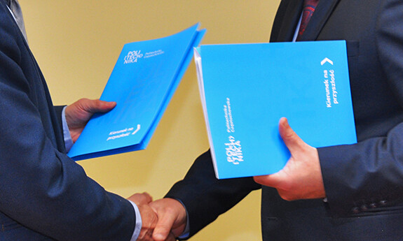 Podpisanie umów o współpracy ze szkołami