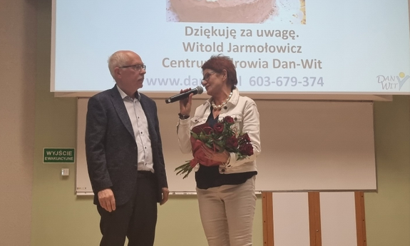 Przewodnicząca UTW Krystyna Bergier z Panem mgr inż. Witoldem Jarmołowiczem prowadzącym wykład  pt. Żywienie zgodne z naturą