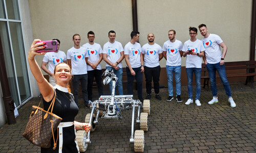 Pani Anna Tymoshenko z Urzędu miasta Częstochowy, łazik marsjański i zespół PCz Rover Team