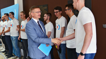 Prezydent Miasta Częstochowy, pan Krzysztof Matyjaszczyk składający gratulacje członkom zespołu PCz Rover Team