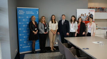 Osoby uczestniczące w spotkaniu podczas podpisania umowy o współpracy Politechniki Częstochowskiej z Klimas-Wkrętmet