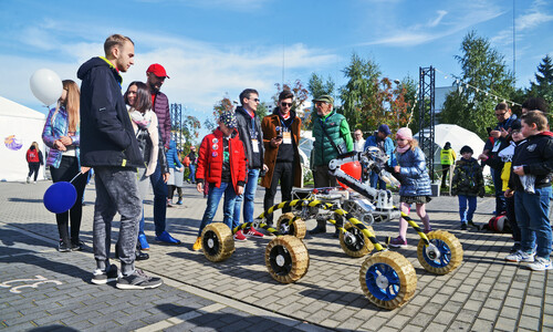 Ludzie oglądającego Łazika Marsjańskiego zespołu PCz Rover Team z Politechniki Częstochowskiej
