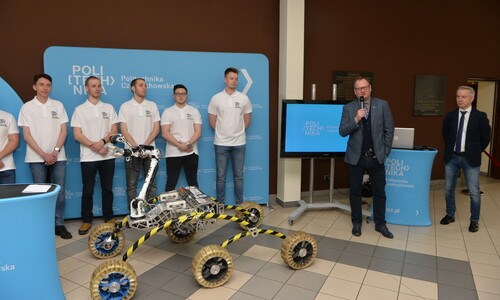 Na zdjęciu studenci z zespołu Rover Team, zastępca prezydenta Miasta Częstochowy oraz łazik skonstruowany przez studentów Politechniki Częstochowskiej