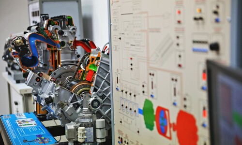 Studenci Politechniki Częstochowskiej uczą się w nowoczesnym laboratorium sterowania i diagnostyki samochodu. Laboratorium mieści się na Wydziale Inżynierii Mechanicznej i Informatyki.