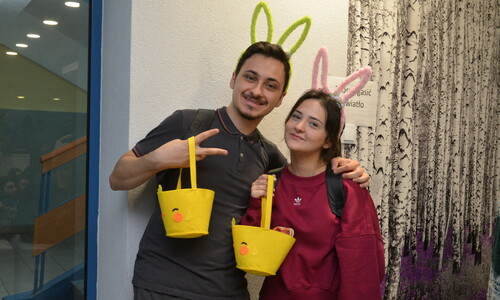 Studenci zagraniczni biorący udział w Śniadaniu Wielkanocnym organizowanym na Wydziale Zarządzania Politechniki Częstochowskiej