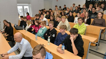 Studenci i uczniowie podczas seminarium