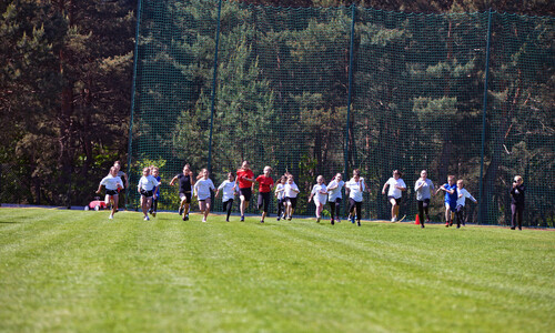 Grupa biegnąca podczas marszobiegu terenowego