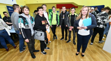 Uczestnicy, studenci odwiedzający Targi Pracy organizowane na Politechnice Częstochowskiej w Hali sportowej Studium Wychowania i Sportu Politechniki Częstochowkiej. 