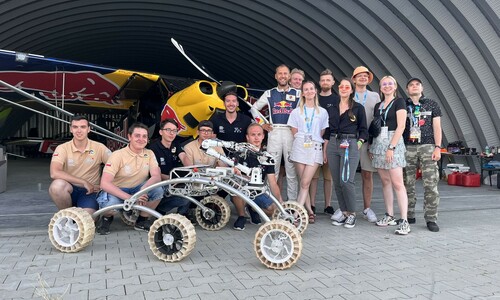 Koło naukowe PCz Rover Team Politechniki Częstochowskiej ze swoim łazikiem marsjańskim 