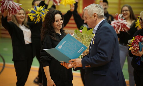 Rektor wręczający dyplom pracownicy Uczelni. Podziękowanie za pomoc podczas zbiórki darów dla uchodźców z Ukrainy.