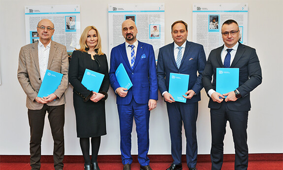 od lewej: dr hab. inż. Wojciech Sochacki, prof. PCz, mgr inż. Justyna Mirek, dr hab. inż. Marcin Nabiałek, prof. PCz, dr hab. inż. Dariusz Całus, prof. PCz, prof. dr hab. inż. Adam Zieliński