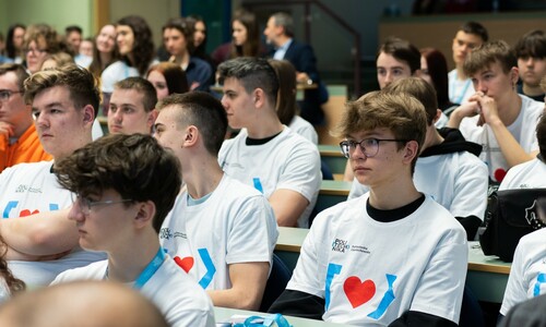 Uczniowie Szkół Średnich uczestniczący w Częstochowskiej Uniwersytecie Młodzieżowym