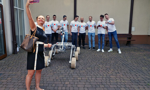 Pani Anna Tymoshenko z Urzędu miasta Częstochowy, łazik marsjański i zespół PCz Rover Team