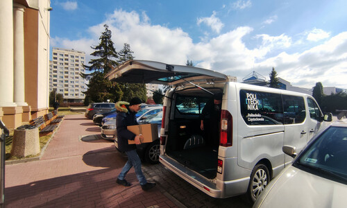 Pakowanie auta Politechniki Częstochowskiej w ramach pomocy Ukrainie.