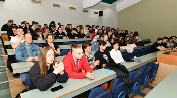 Uczestnicy wykładu w ramach Częstochowskiego Uniwersytetu Młodzieżowego