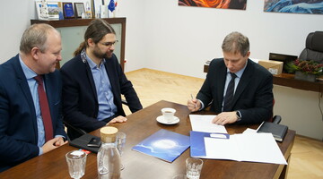 podpisanie umowy przez Prorektora M. Warzechy