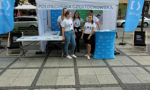 Pracownicy Politechniki Częstochowskiej na stoisku Uczelni podczas targów ekoJura