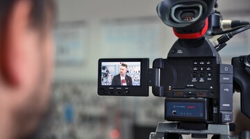 Widok podglądu kamery na którym jest osoba dająca wywiad