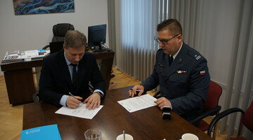 podpisywanie umowy M. Warzecha i M. Krupa