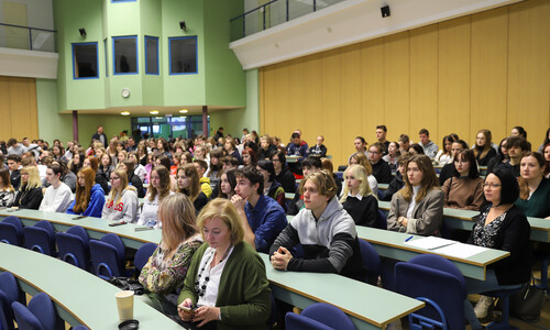 Studenci i uczniowie na widowni w auli wydziału zarządzania